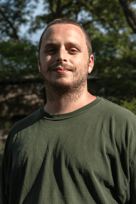 Portrait of Julián Fernández Garnik outdoors in a green shirt.