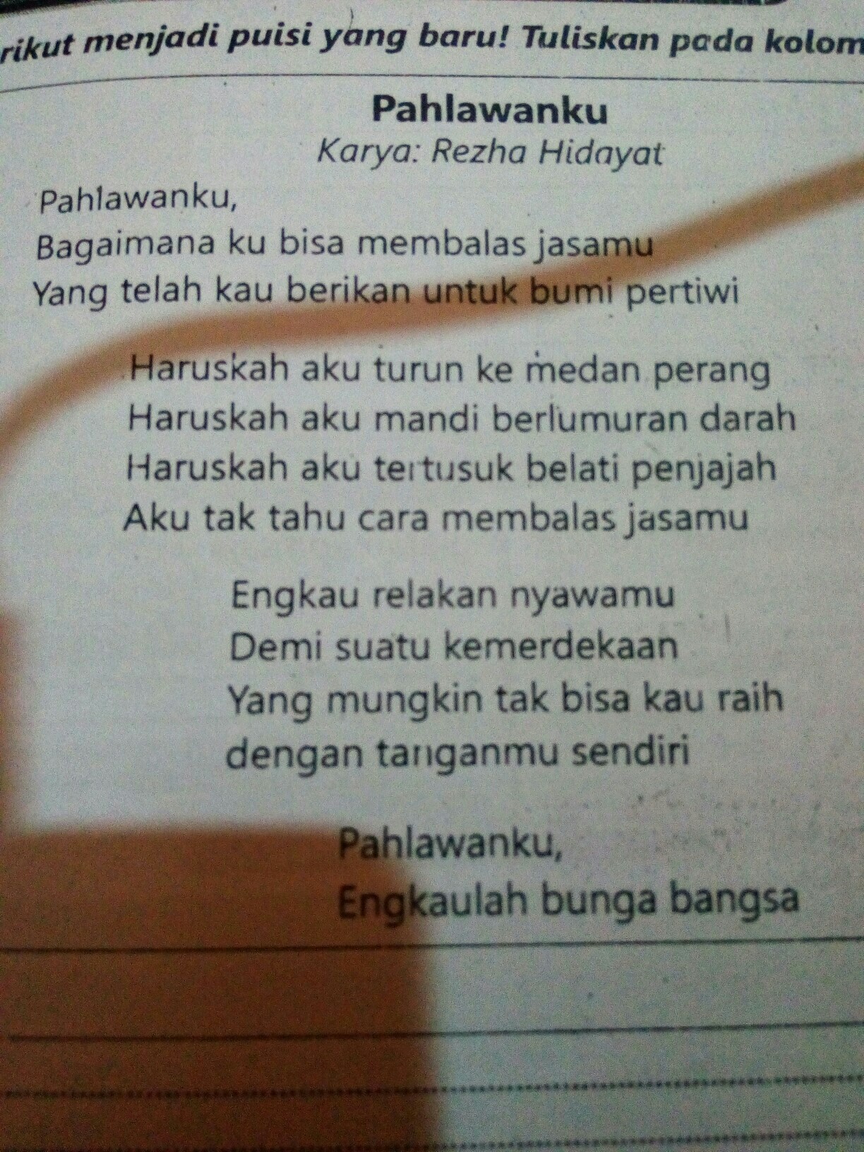 Berikut ini adalah kumpulan dari contoh puisi yang bertemakan pahlawan. Puisi Karya Rezha Hidayat Tolong Diubah Menjadi Puisi Baru Brainly Co Id