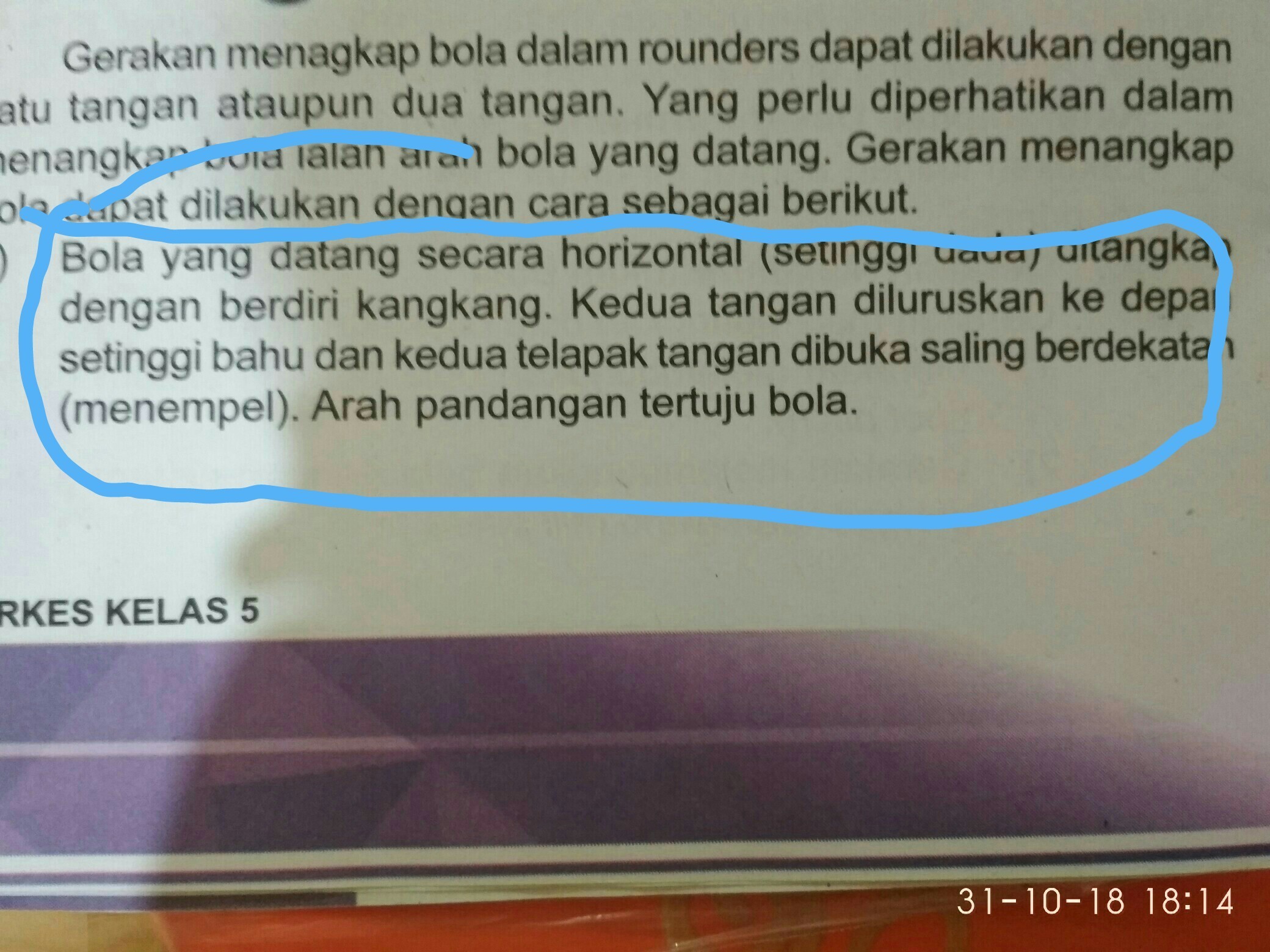 Sebutkan 3 cara menangkap dalam permainan bola kecil