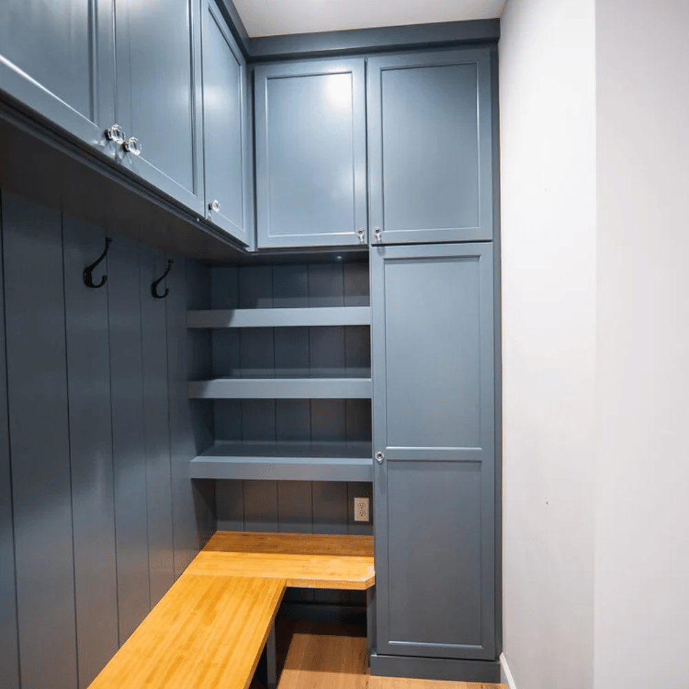 Experienced general contractor managing a high-end structural build with master-level precision.