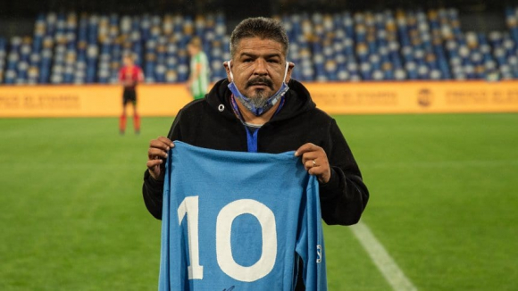 Hugo Maradona con la camiseta de su fallecido hermano, Diego Armando