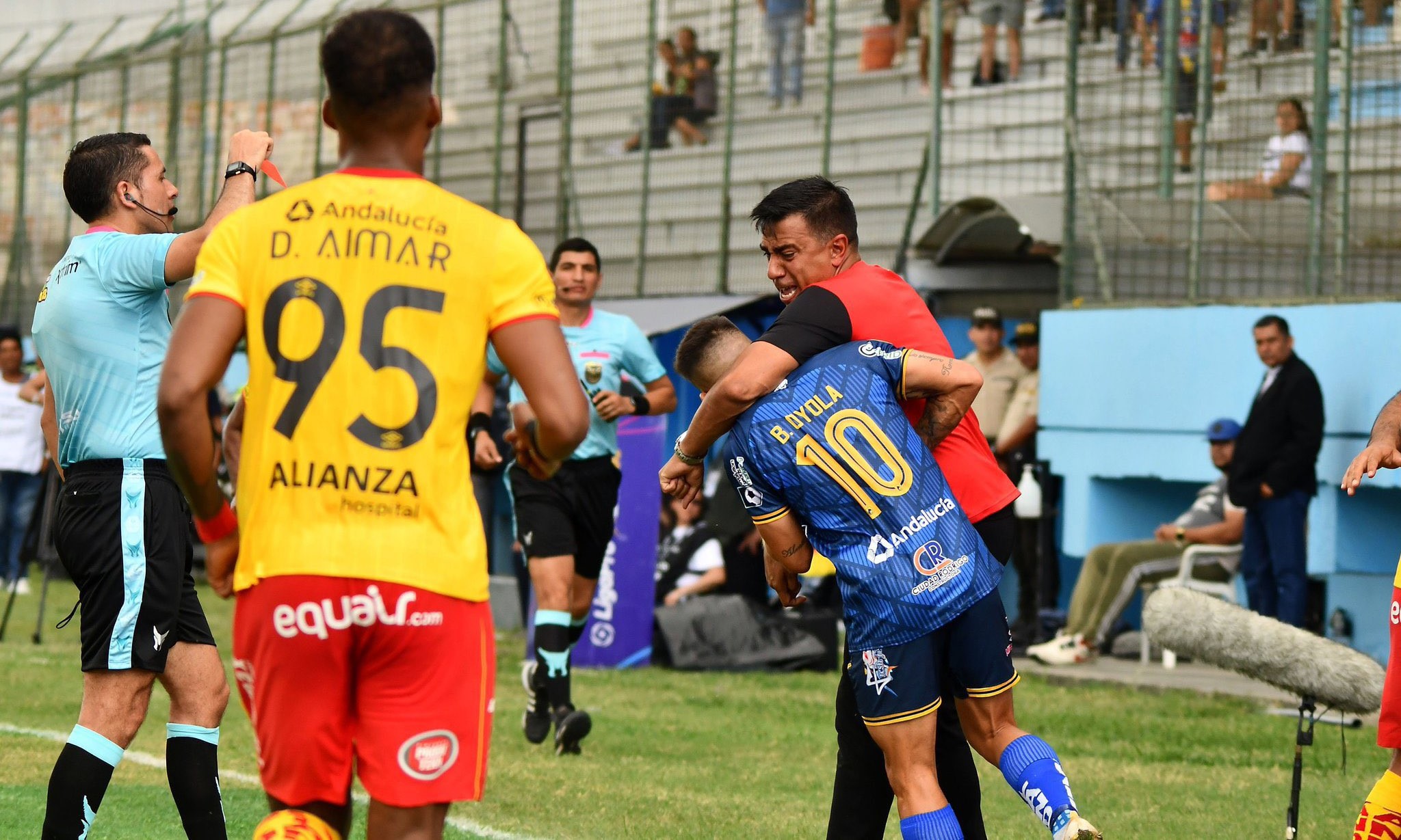 César Farías agrediendo a un jugador de Delfín.