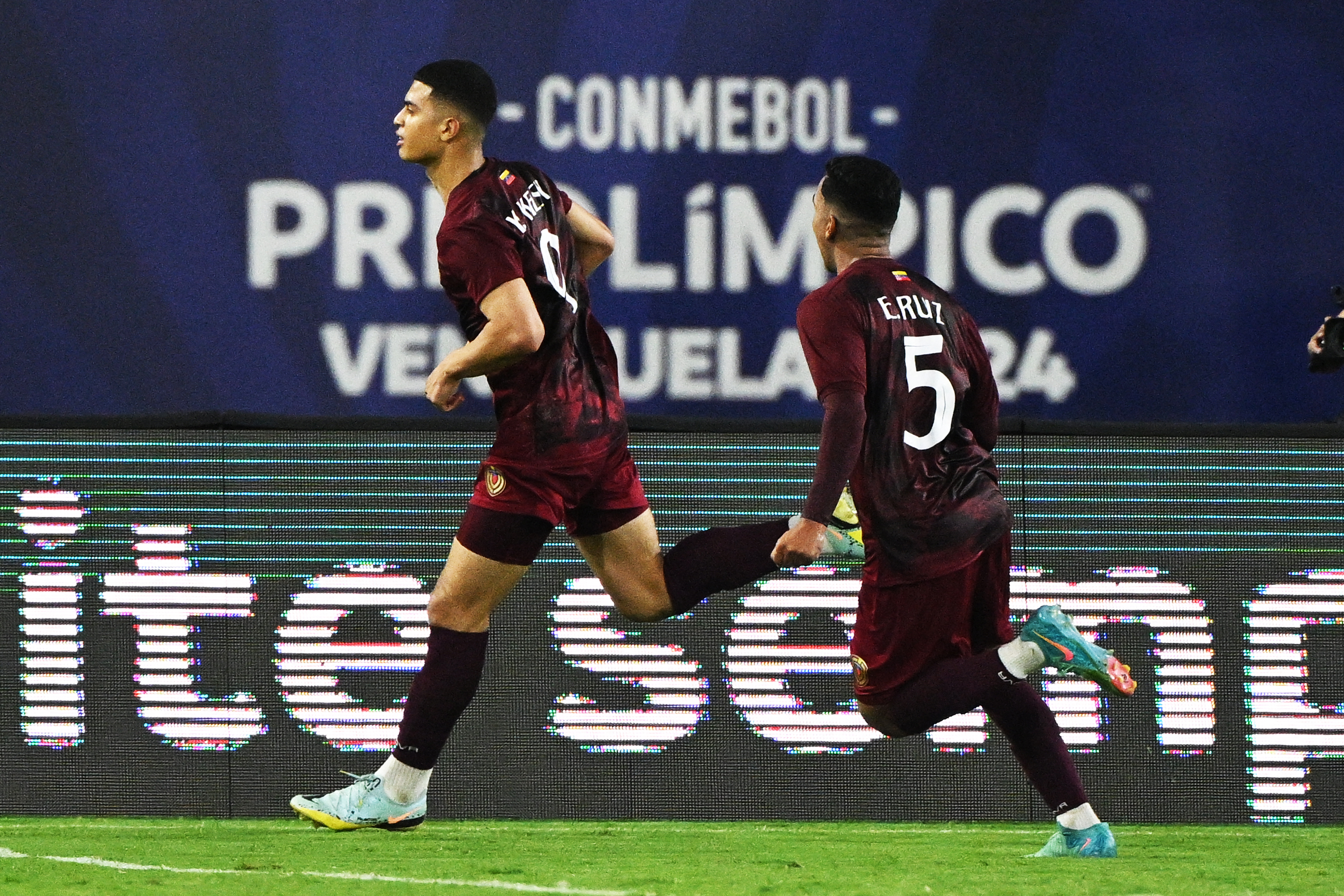Kevin Kelsy anotó el 2-2 para Venezuela ante Argentina.