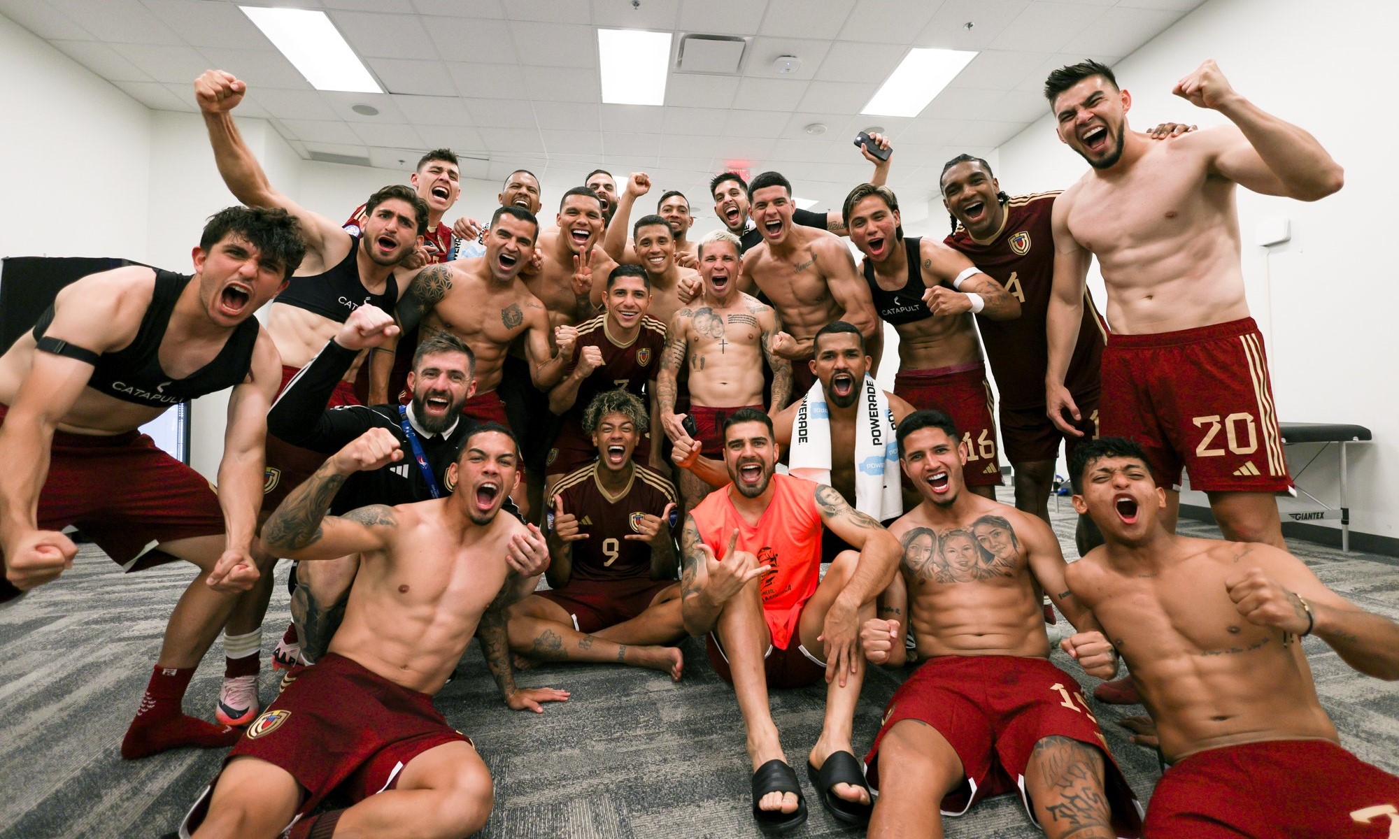 El festejo de la Vinotinto en el vestuario del SoFi Stadium de Inglewood. Foto: FVF.