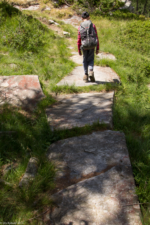 Entspanntes Gehen auf Granitplatten