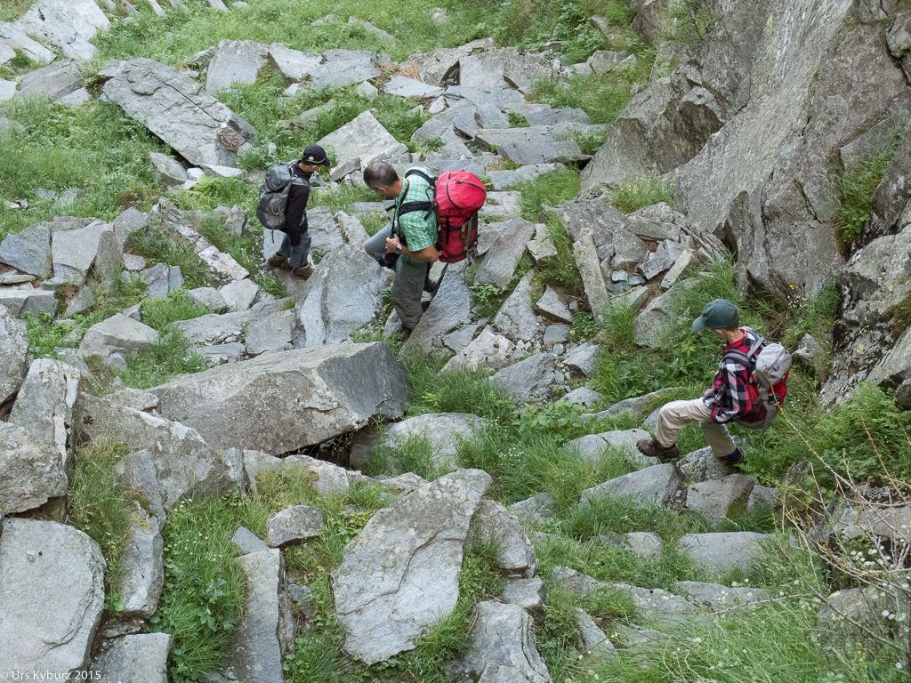 Eine Treppe aus Granitplatten führt abwärts