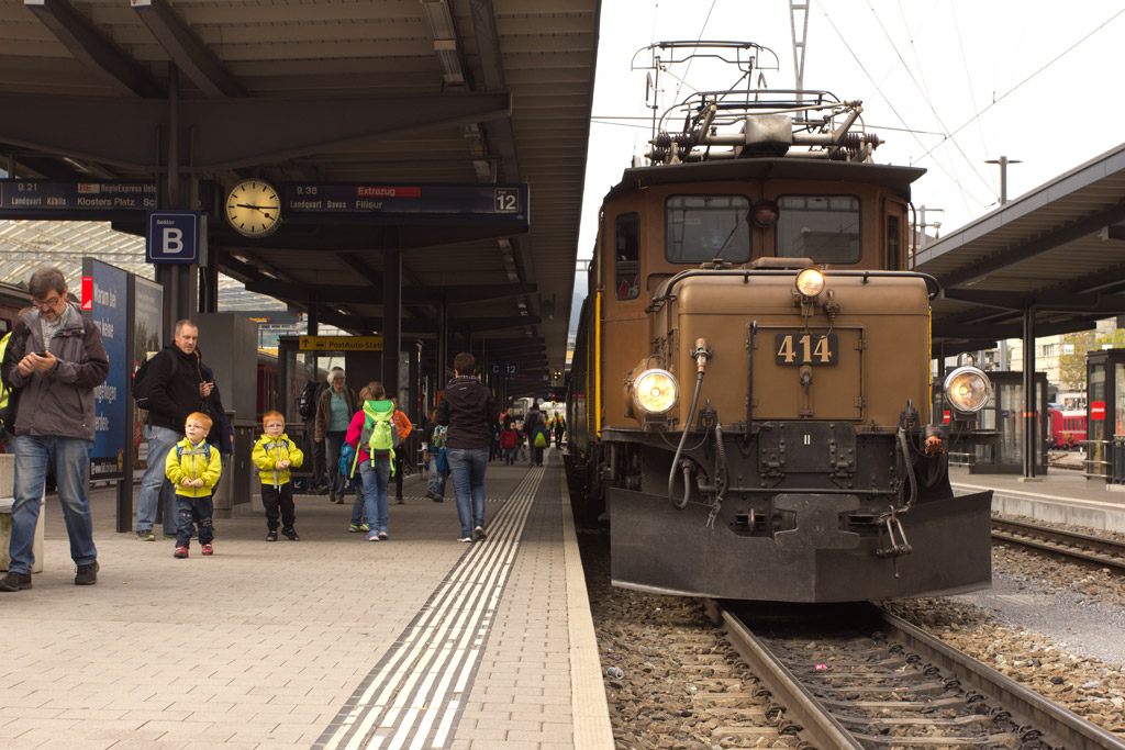 Das Krokodil steht im Bahnhof Chur bereit, die Kinder ins Farbenland zu fahren