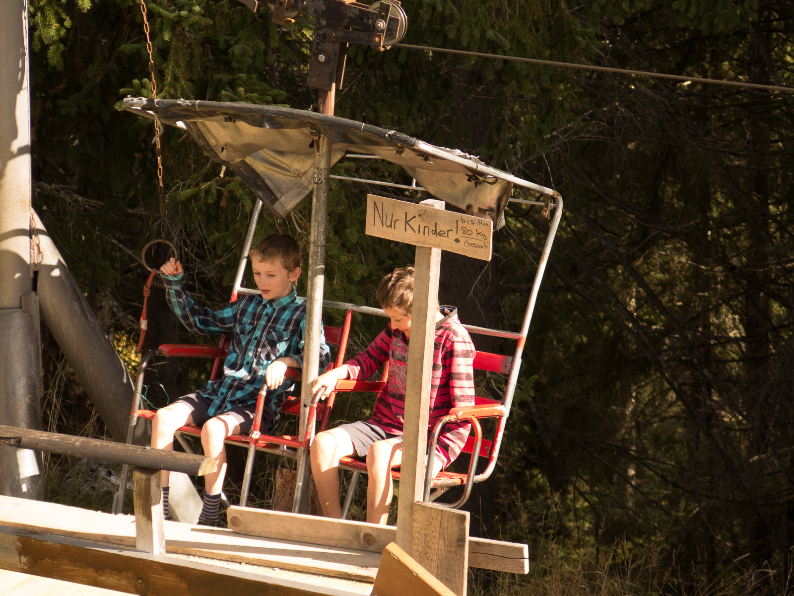 Die Kinder haben Spass auf dem Spielplatz