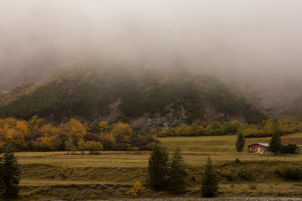 Einsame Hütte im Nebel