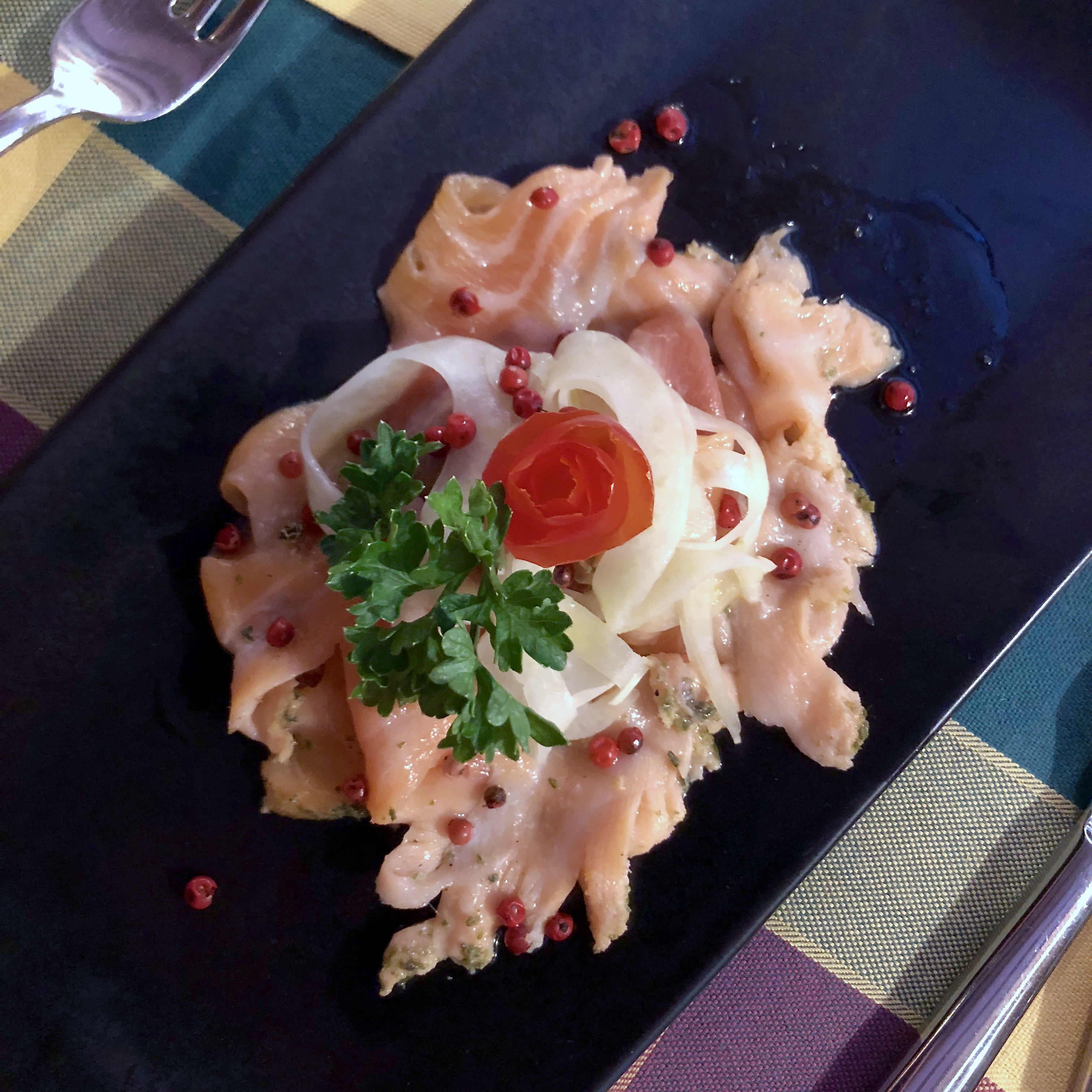 Antipasto di carpaccio di salmone e finocchi