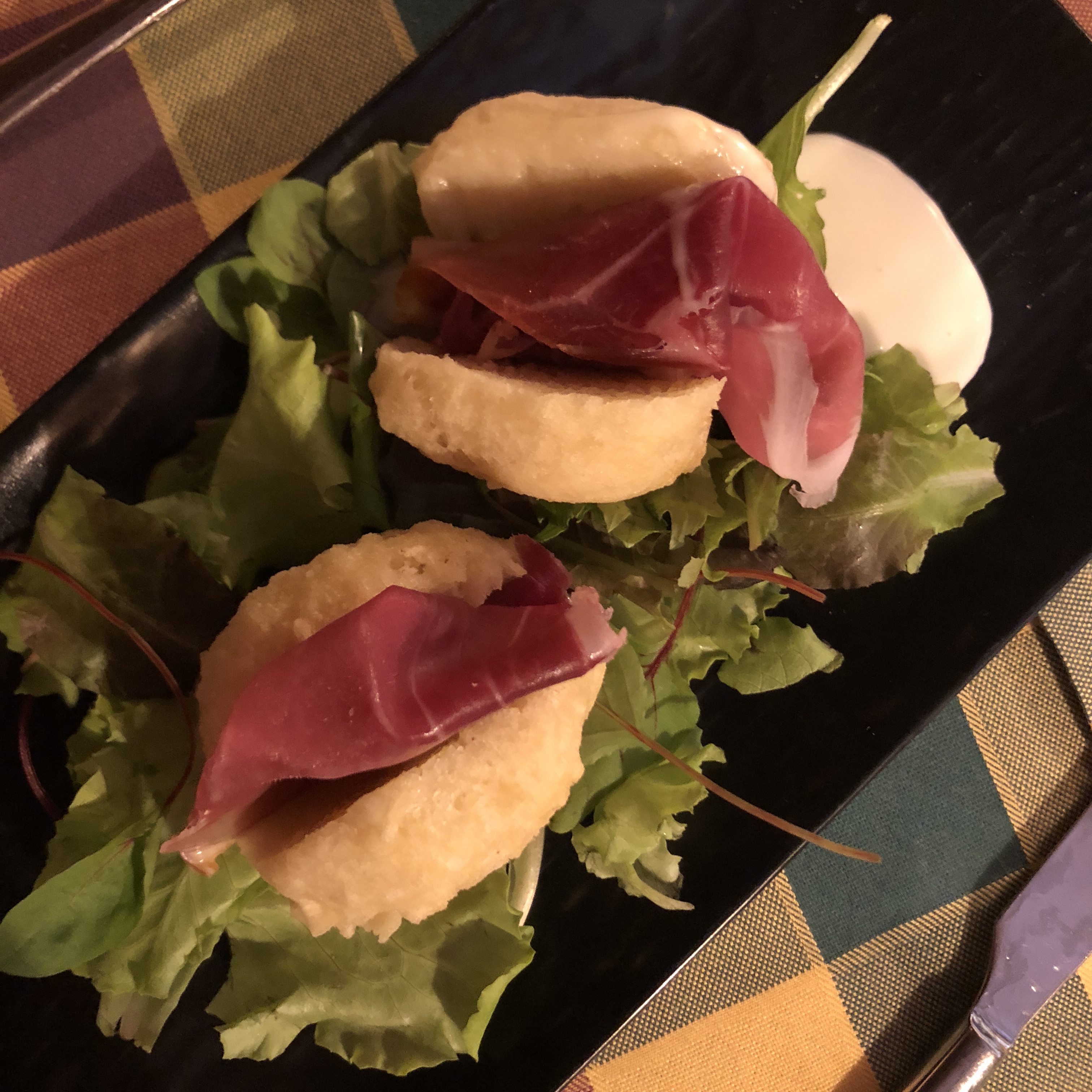 Coccoli farciti di prosciutto toscano e stracchino