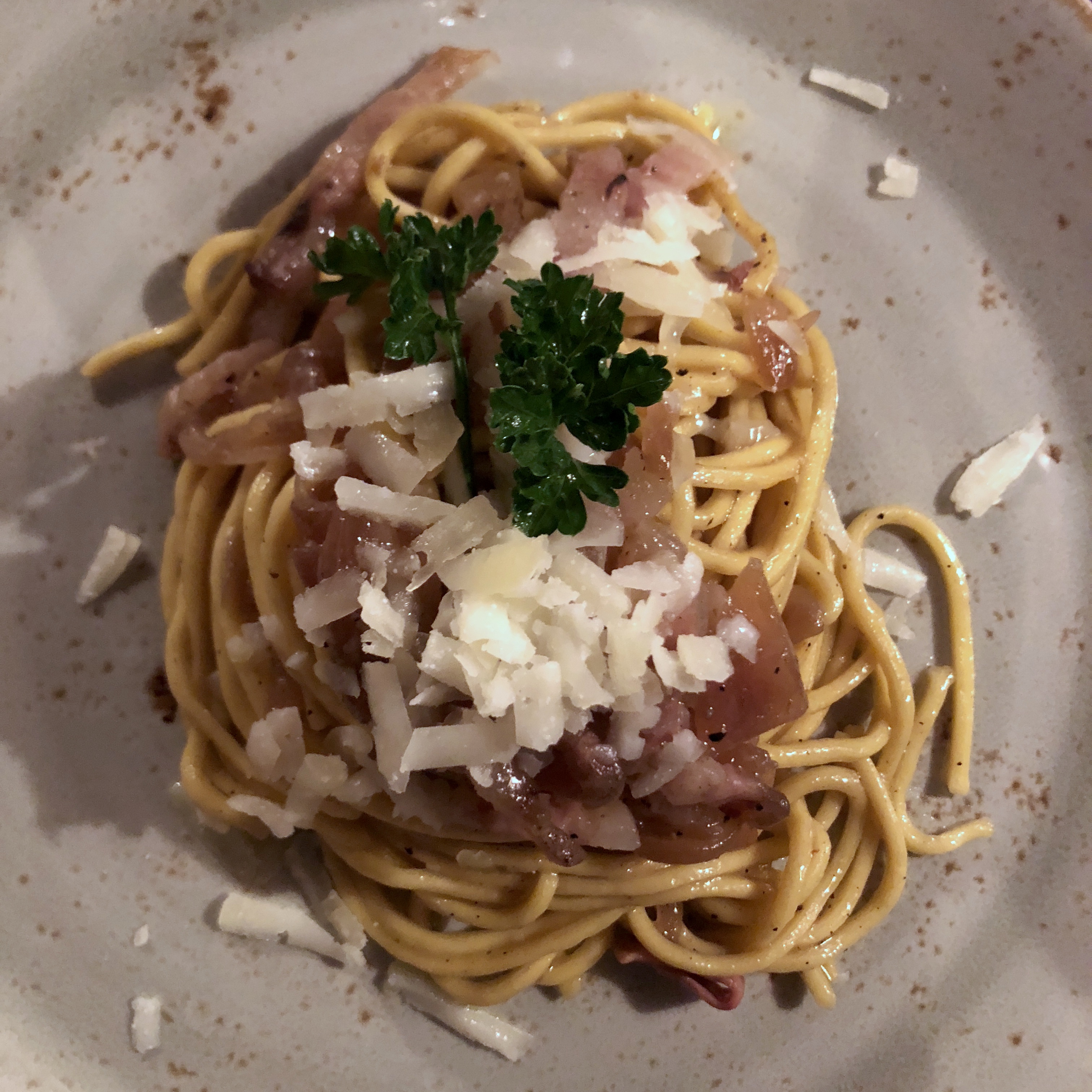 Spaghetti freschi con guanciale, cipolla rossa stufata e pecorino