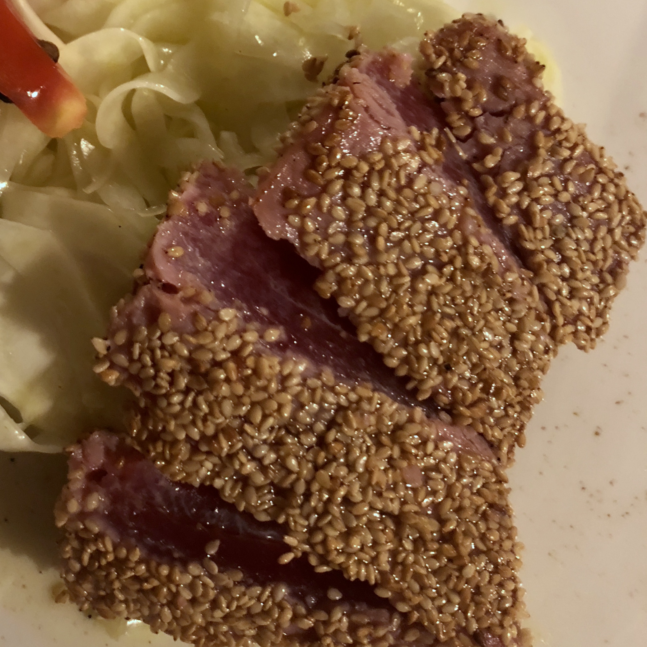 Tagliata di tonno al sesamo e finocchi marinati al limone