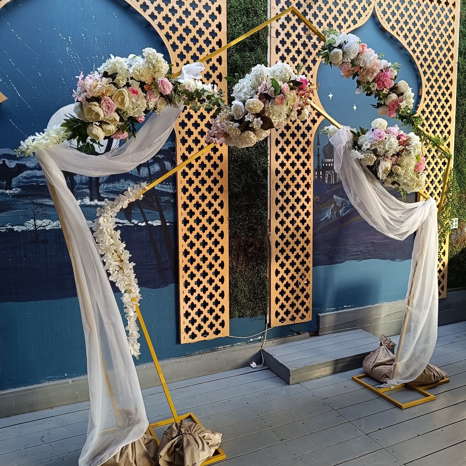 Inchiriere arcada pentagon flori artificiale pastel