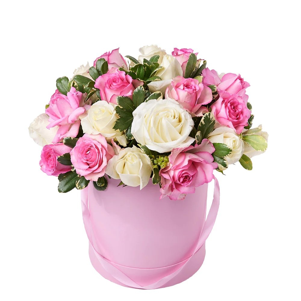 Aranjament floral cutie trandafiri si miniroze