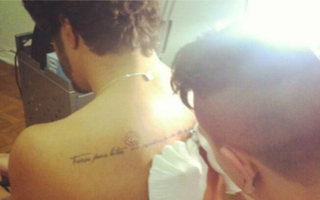 Caio castro tatuagem nas costas Caio Castro Faz Tatuagem Positiva Nas Costas Nao Ha Quem Me Derrube Purepeople