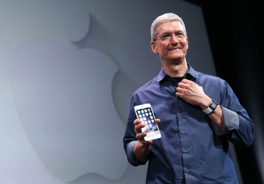 Tim Cook com iPhone 6
