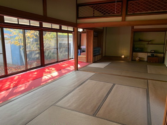 お寺でヨガ