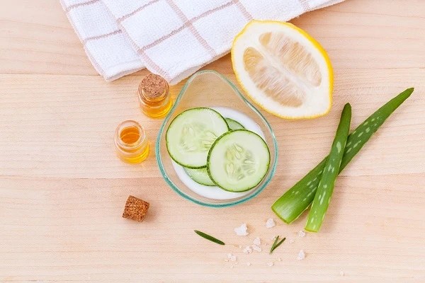 Taruh gel lidah buaya ke dalam mangkuk kecil, lalu gosokkan gel ke wajah. Cara Gampang Bikin Masker Lidah Buaya Di Rumah
