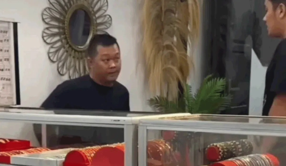 Viral Pria Pamer Pistol, Mengaku Anggota BIN Datangi Toko Emas Johor