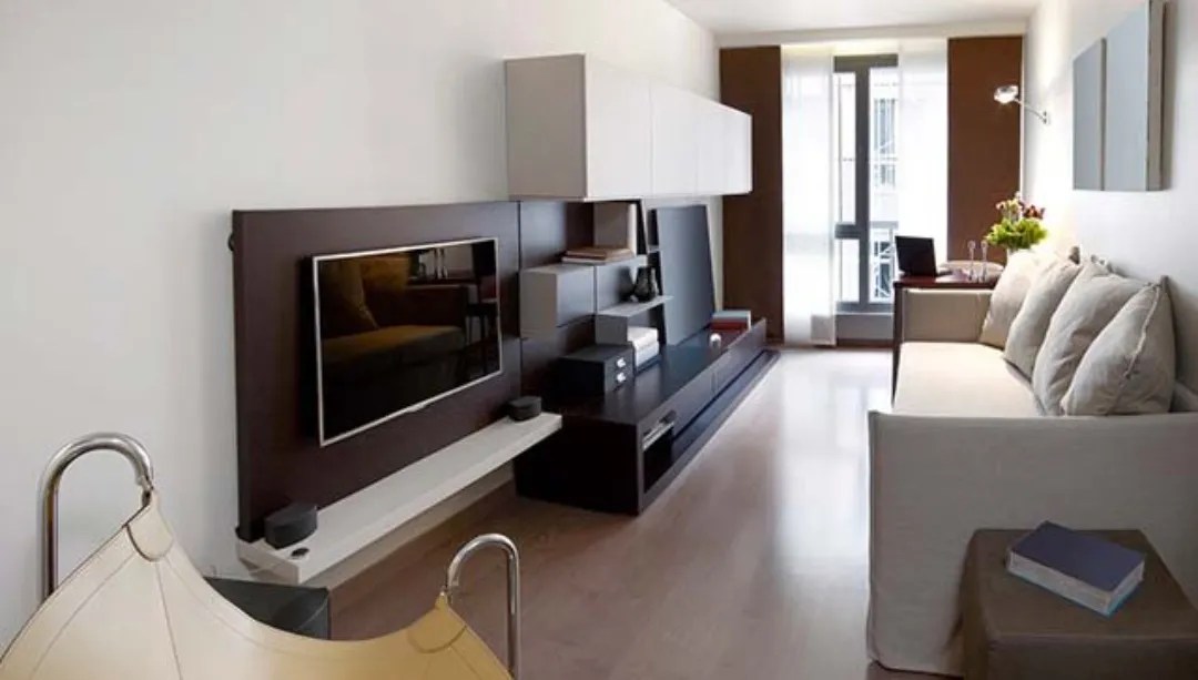 Tips menata pigura agar dinding tampil cantik rumah 123. 8 Cara Menata Ruang Tamu Yang Memanjang Supaya Terlihat Luas