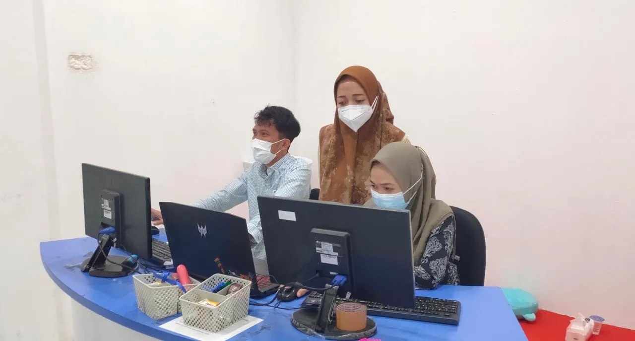 Petugas kesehatan melakukan tes usap (swab test) antigen dan pcr gratis di terowongan kendal, menteng, jakarta, kamis (2/9/2021). Biaya Tes Pcr Dan Antigen Di Tirta Medical Centre Banjarmasin Turun Starbanjar Com