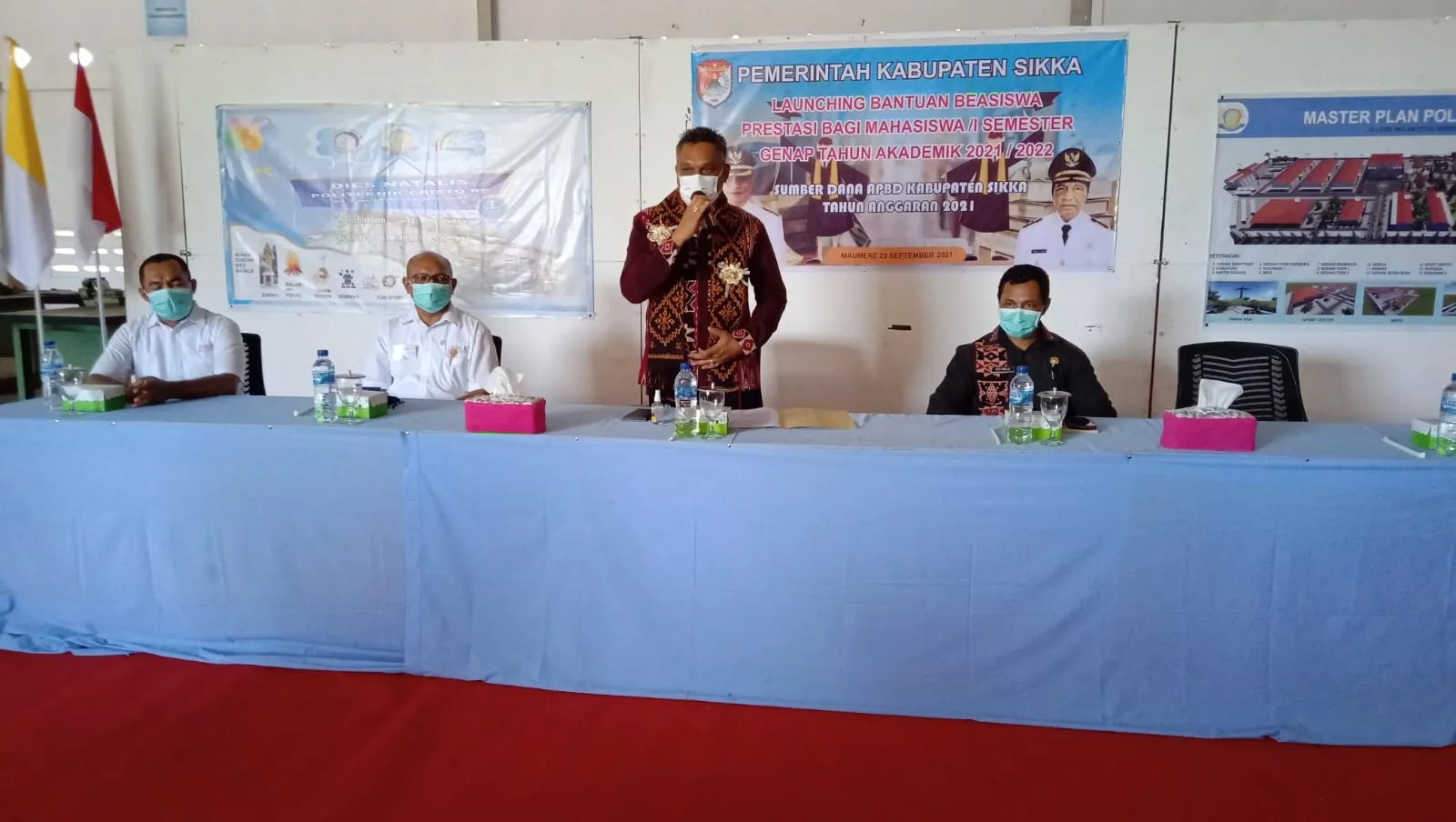 Bupati Sikka Serahkan Bewasiswa bagi 18 Mahasiswa Politeknik Christo Re,  Maumere - floresku.com