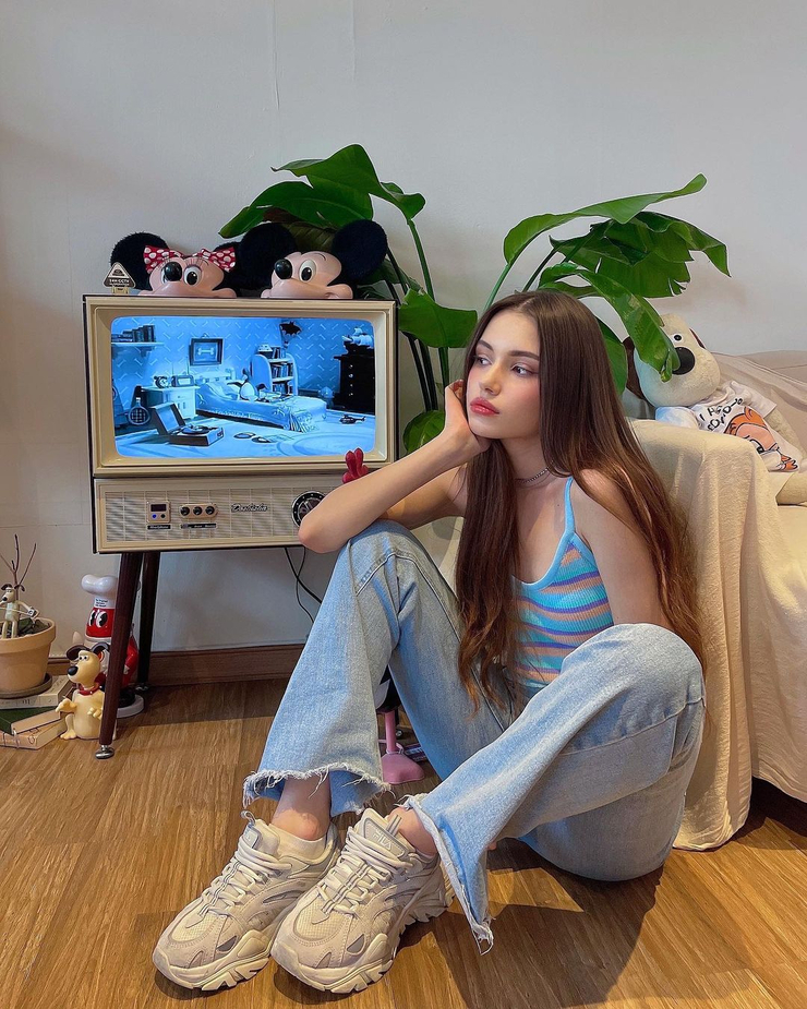 Lena Model Management - 4K Geometric Backgrounds for Desktop