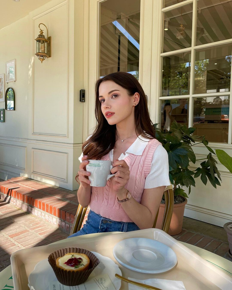 Model Lena Linktree - Dark Designs - Perfect Mobile Collection