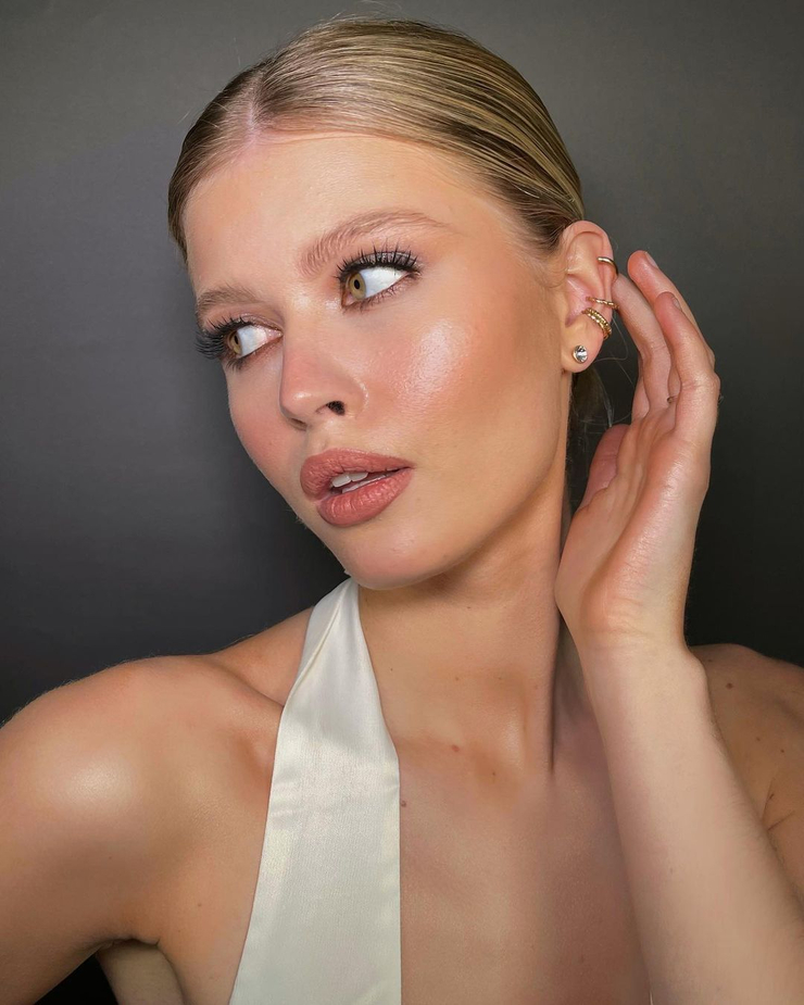 Luna Model Image - Professional Ultra HD Light Images | Free Download