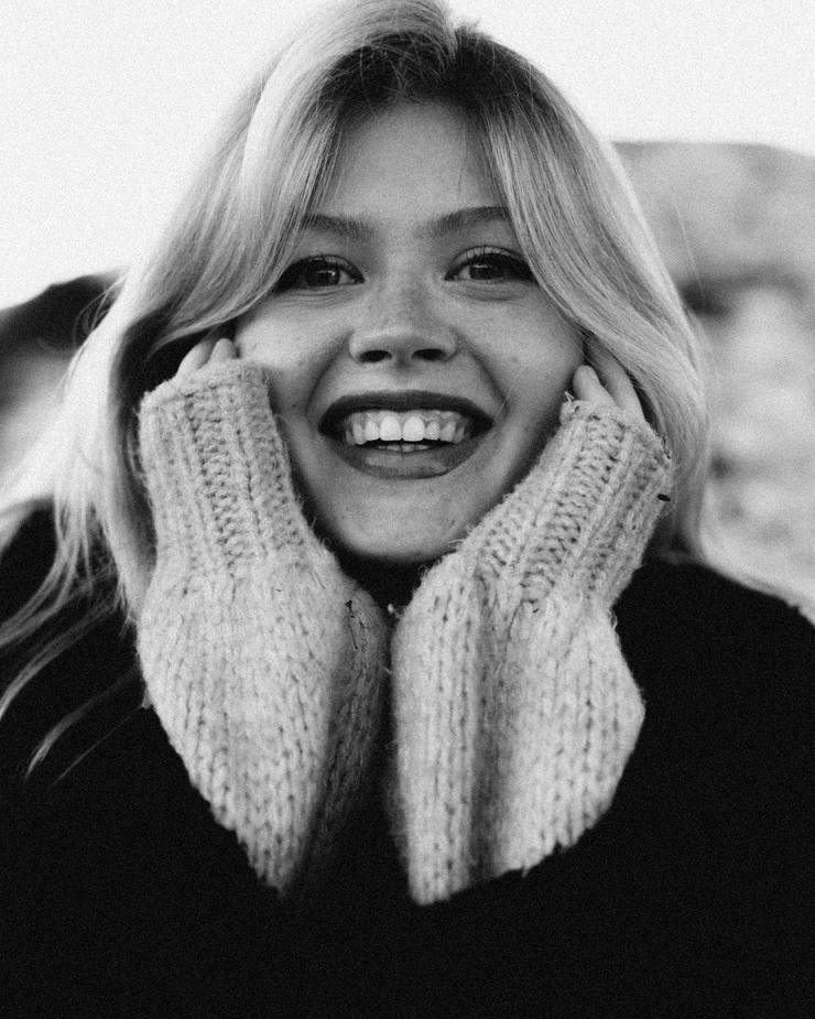 Luna Model Picture - Premium Colorful Picture Gallery - Mobile