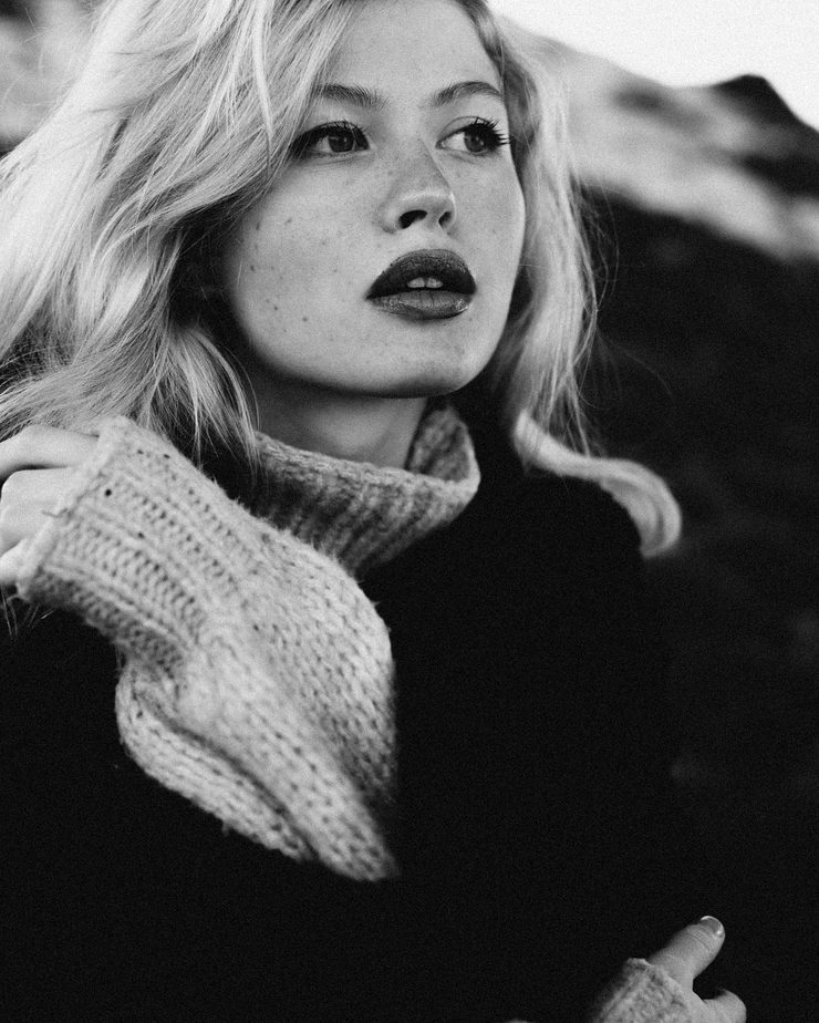 Luna Model Picture - Premium Ultra HD Space Backgrounds | Free Download