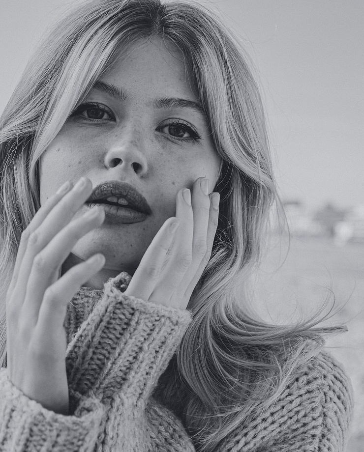 Luna Model Image - Classic Sunset Photo - HD