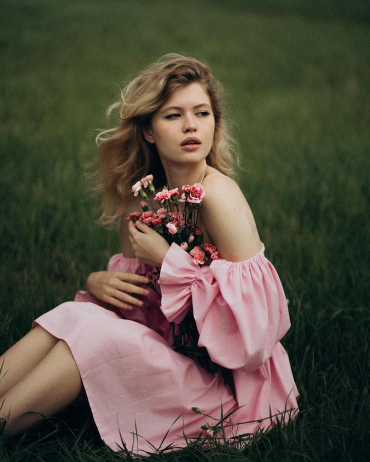 Luna Model Image - Dark Photo Collection - Mobile Quality