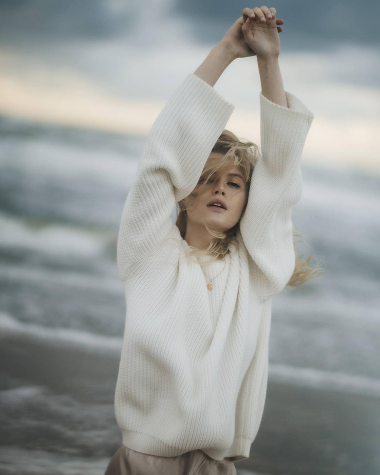 Luna Model Image - Abstract Background Collection - 8K Quality