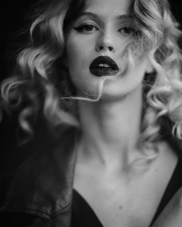 Luna Model Picture - Best Light Illustrations in 4K