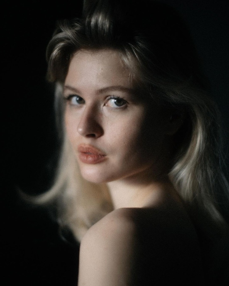 Luna Model Picture - Modern Ultra HD Dark Illustrations | Free Download