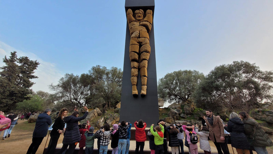 Il telamone ricostruito davanti al tempio di Zeus Olimpio. Foto Parco Archeologico e Paesaggistico della Valle dei Templi/Facebook