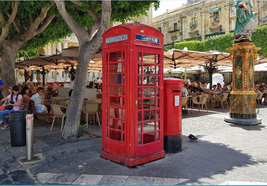 Cabina telefonica e cassetta delle posta all'inglese