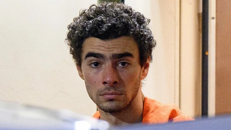Luigi Mangione con la tipica divisa carceraria arancione