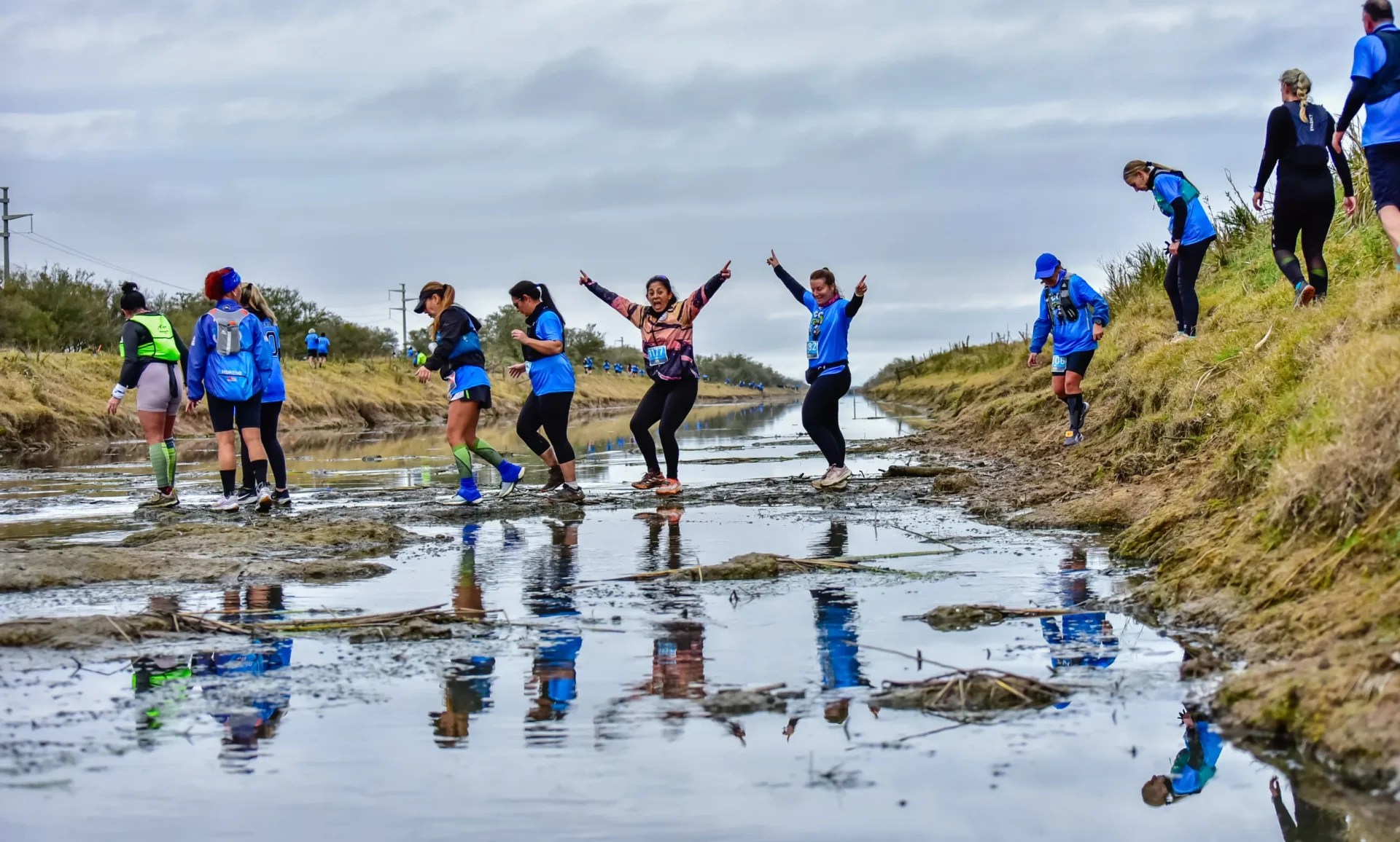 Grupo de entrenadores en carrera Trail
