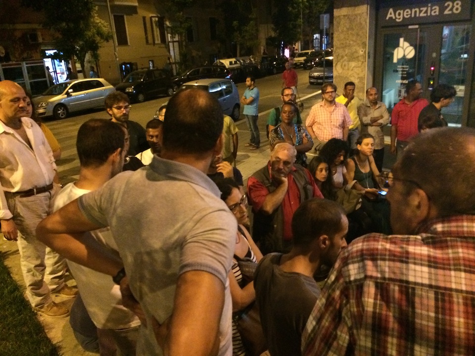 Assemblea Piazza della Marranella - Si discute se iniziare stasera stessa qualche azione eclatante