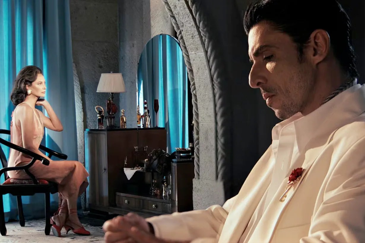 模特兒穿著寬鬆廓形西裝，展現墨西哥街頭摩登風格。