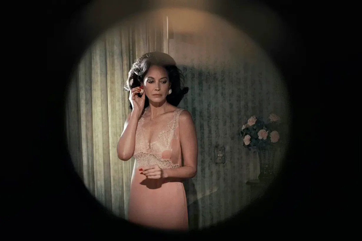 模特兒穿著熱帶印花洋裝與墊肩外套，展現復古拉丁美學。