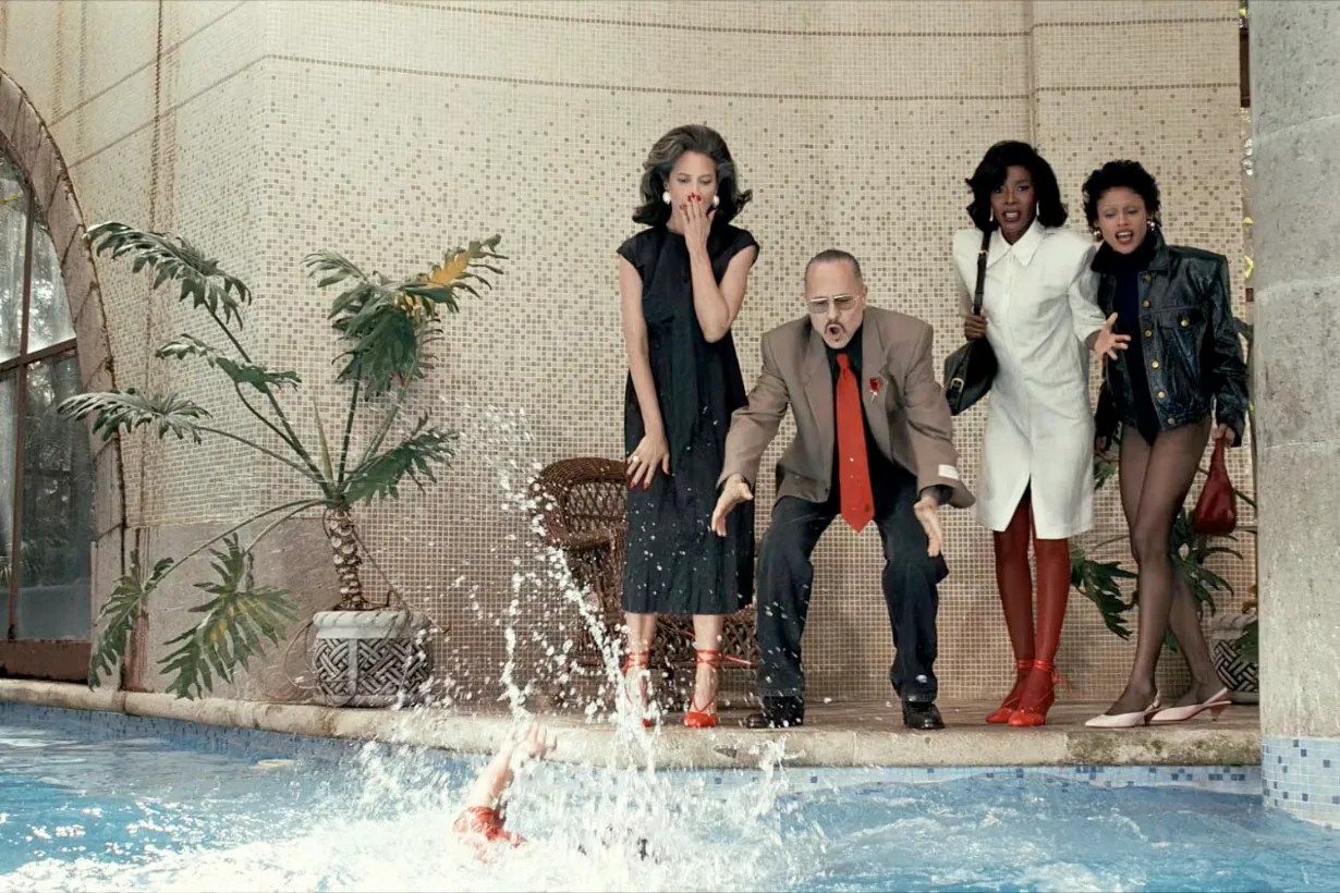 男模穿著結合奇卡諾街頭美學與精緻剪裁的寬鬆時裝