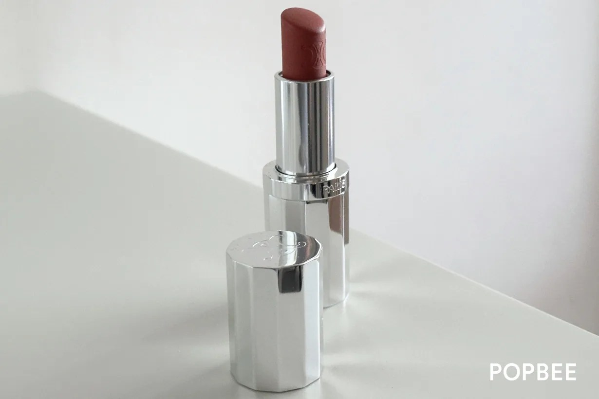 模特兒薄擦柔粉玫瑰色潤唇膏呈現的自然柔霧妝容。