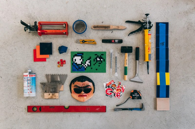 Essentials Invader Hypebeast - Minimal Background Collection - Mobile Quality