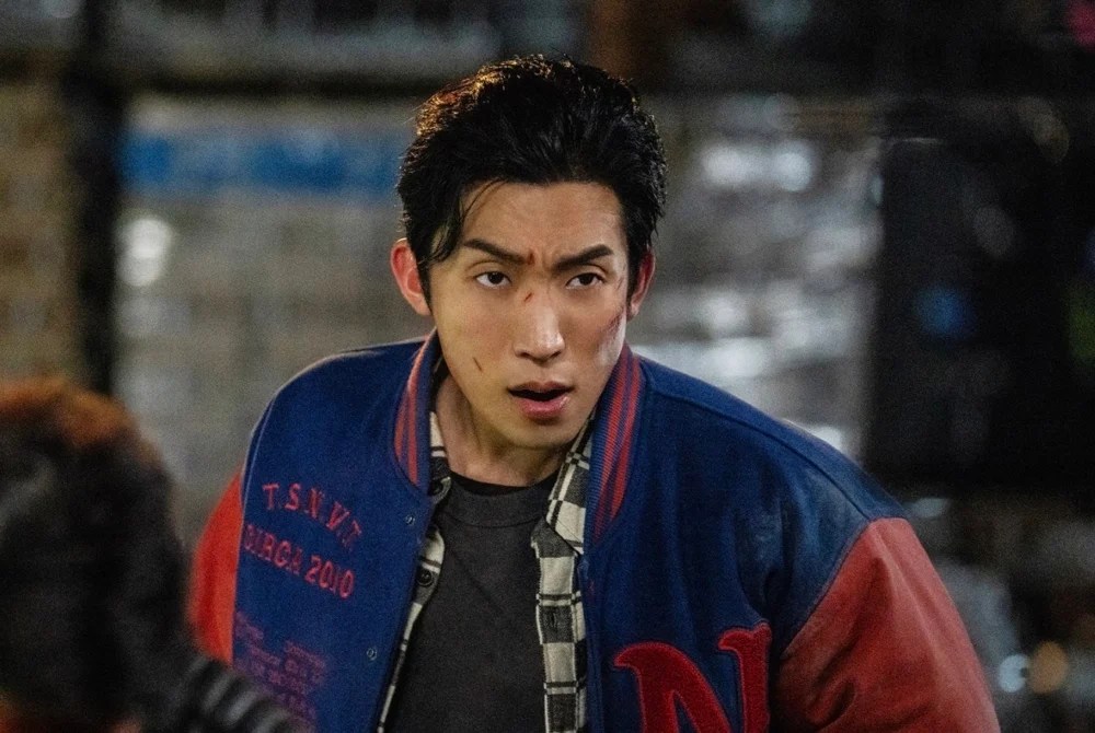 眼神冷峻的壯碩男子正在練拳，展現充滿力量感的肌肉線條。