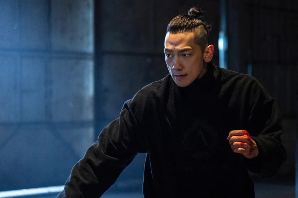 男演員專注於拳擊格鬥訓練，展現精實且深邃的肌肉線條