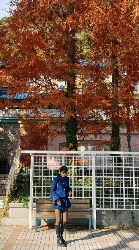 泱泱吴泱潾的蓝色格纹诱惑：黑丝长靴包裹下的绝对领域美腿 - 图片 2